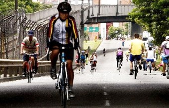 Periódico El Tiempo: SE INSTITUCIONALIZA "EL DÍA EN BICICLETA" EN MEDELLÍN